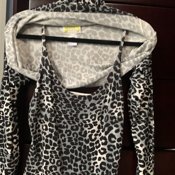 Yummy black leopard print body suit with shrug. 2 pieces. - Picture 2 of 3